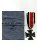 Eisernes Kreuz 2. Klasse 1939 – Hersteller 25 ( Arbeitsgemeinschaft der Graveur-, Gold- und Silberschmiedeinnungen, Hanau am Main) – Mit Verleihungstüte