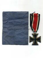 Eisernes Kreuz 2. Klasse 1939 – Hersteller 25 ( Arbeitsgemeinschaft der Graveur-, Gold- und Silberschmiedeinnungen, Hanau am Main) – Mit Verleihungstüte – Bild 2