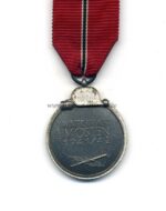 Ostmedaille, Winterschlacht im Osten 1941/42 (Hst. 25 – Arbeitsgemeinschaft der Graveur-, Gold- und Silberschmiedeinnungen, Hanau) – Bild 2