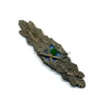 Nahkampfspange in Bronze Ausf. A.G.M.u.K. Gablonz mit blauer Platte