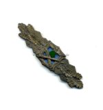 Nahkampfspange in Bronze Ausf. A.G.M.u.K. Gablonz mit blauer Platte