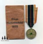 Kriegsverdienstmedaille 1939 mit Tüte und Urkunde – Bild 3