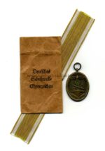 Deutsches Schutzwall-Ehrenzeichen mit Verleihungstüte, Herst. Peter Wilhelm Heb, Lüdenscheid i. W.