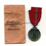 Ostmedaille mit Verleihungstüte, Hst. 19 – “E. Ferdinand Wiedmann, Frankfurt a. Main”, Winterschlacht im Osten 1941/42