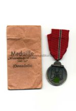 Ostmedaille mit Verleihungstüte, Hst. 19 – “E. Ferdinand Wiedmann, Frankfurt a. Main”, Winterschlacht im Osten 1941/42