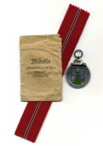 Ostmedaille mit Verleihungstüte, Hst. 18 - "Karl Wurster KG, Markneukirchen", Winterschlacht im Osten 1941/42