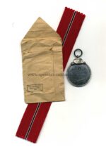 Ostmedaille mit Verleihungstüte, Hst. 18 - "Karl Wurster KG, Markneukirchen", Winterschlacht im Osten 1941/42 – Bild 2