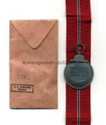 Ostmedaille mit Verleihungstüte, Hst. 20 (L/52!!), Winterschlacht im Osten 1941/42 – Bild 2