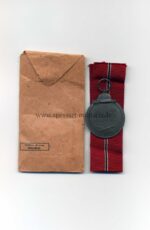 Ostmedaille mit Verleihungstüte, Hst. 3 - "Wilhelm Deumer, Lüdenscheid", Winterschlacht im Osten 1941/42 – Bild 2