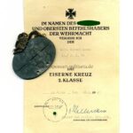 Urkunde Eisernes Kreuz 2. Klasse 1939 + Erkennungsmarke Stab Füssilier-Ersatz-Bataillon 68