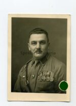 Portrait Bild SA mit Ordensspange und Parteiabzeichen