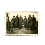 Privataufnahme Gruppenfoto mit Stahlhelm im Einsatzgebiet
