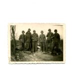 Privataufnahme Gruppenfoto mit Stahlhelm im Einsatzgebiet