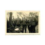 Privataufnahme Gruppenfoto mit Soldaten im Einsatzgebiet