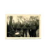 Privataufnahme Gruppenfoto mit Soldaten im Einsatzgebiet