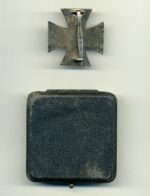 Eisernes Kreuz 1. Klasse 1939 im Etui, Hersteller B.H. Mayer, Pforzheim – Bild 2