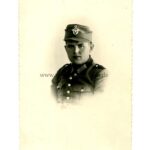 Portrait Schutzpolizei Unterwachtmeister mit Baschlikmütze