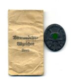 Verwundetenabzeichen Schwarz mit Tüte Carl Poellath, Schrobenhausen