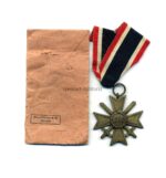 Kriegsverdienstkreuz mit Schwertern 2.Klasse 1939 mit Verleihungstüte, Hst. 65 - Klein & Quenzer, Oberstein – Bild 2