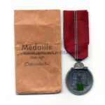 Ostmedaille mit Verleihungstüte, Hst. Metallwarenfabrik Posen, Winterschlacht im Osten 1941/42 -Selten-