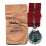 Ostmedaille mit Verleihungstüte, Hst. 65, Winterschlacht im Osten 1941/42