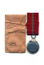 Ostmedaille mit Verleihungstüte, Hst. 65, Winterschlacht im Osten 1941/42 – Bild 2
