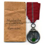 Ostmedaille mit Tüte, Winterschlacht im Osten 1941/42 (Hst. 25 – Arbeitsgemeinschaft der Graveur-, Gold- und Silberschmiedeinnungen, Hanau)
