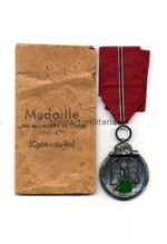 Ostmedaille mit Tüte, Winterschlacht im Osten 1941/42 (Hst. 25 – Arbeitsgemeinschaft der Graveur-, Gold- und Silberschmiedeinnungen, Hanau)