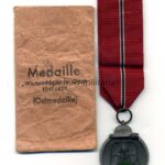 Ostmedaille, Winterschlacht im Osten 1941/42 mit Verleihungstüte (Hst. 10 – Förster & Barth, Pforzheim)