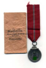 Ostmedaille, Winterschlacht im Osten 1941/42 mit Verleihungstüte (Hst. 10 – Förster & Barth, Pforzheim)