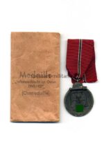 Ostmedaille mit Verleihungstüte, Hst. Metallwarenfabrik Posen, Winterschlacht im Osten 1941/42 -Selten-